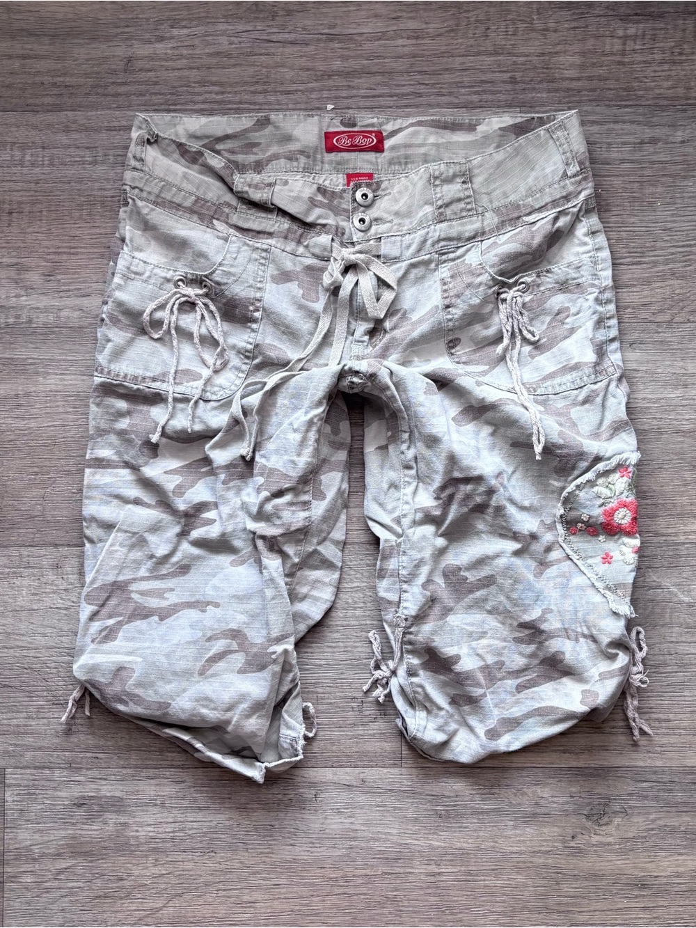 Be Bop Camo Floral Embroidered Drawstring Capri Pants Shorts Beige Size 11 Y2K